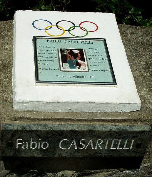 האבן מציינת את מקום מותו של פביו קסרטלי בהרי הפרינאים במהלך הטור דה פראנס של 1995