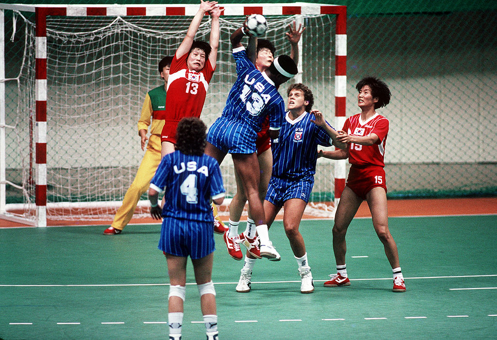 שחקניות קוריאה מגינות על השער במשחק נגד ארה"ב. הקוראיניות זכו בזהב האולימפי בכדוריד.