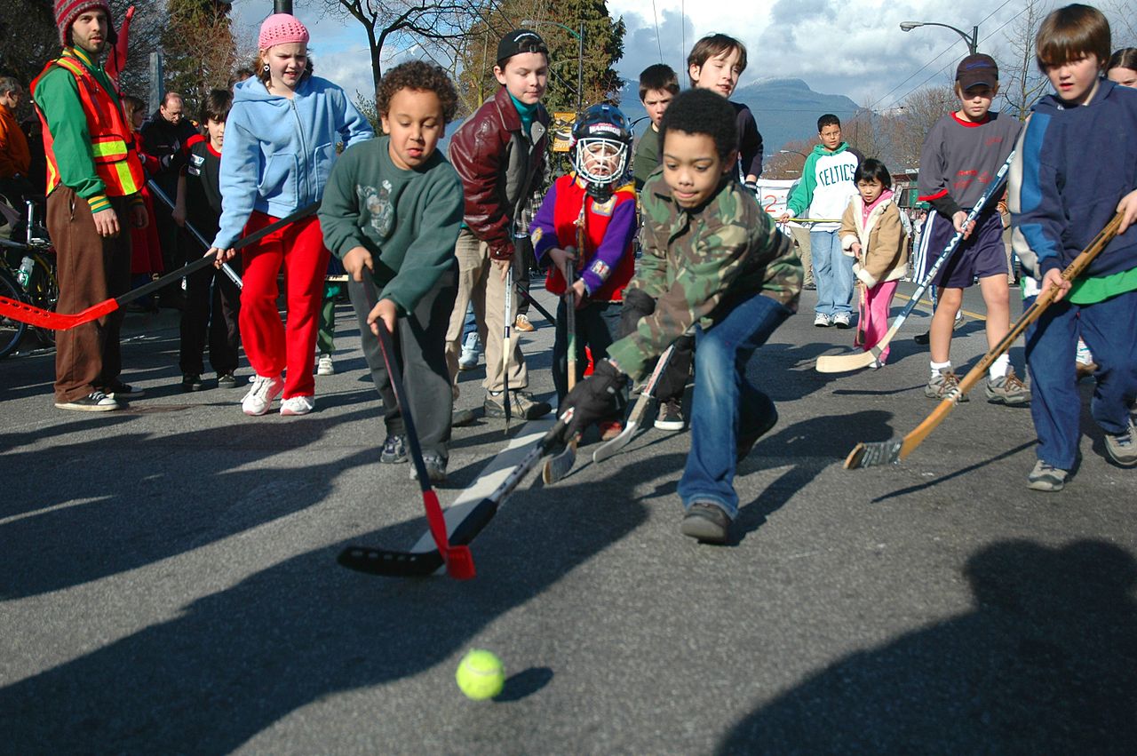 ילדים משחקים בהוקי ברחוב בקנדה