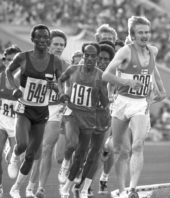 ריצת 5000 מטרים. המנצח, מירוטס ייפטר מאתיופיה (191) בין סולימן ניאמבוי מטנזניה וקרלו מננינקה מפינלנד