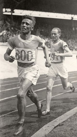  וילי ריטולה מוליך לפני פאבו נורמי בריצת 10,000 מ' במשחקי אמסטרדם 1928. שני האתלטים זכו הן במדליות זהב אולימפיות והן במדליות כסף אולימפיות
